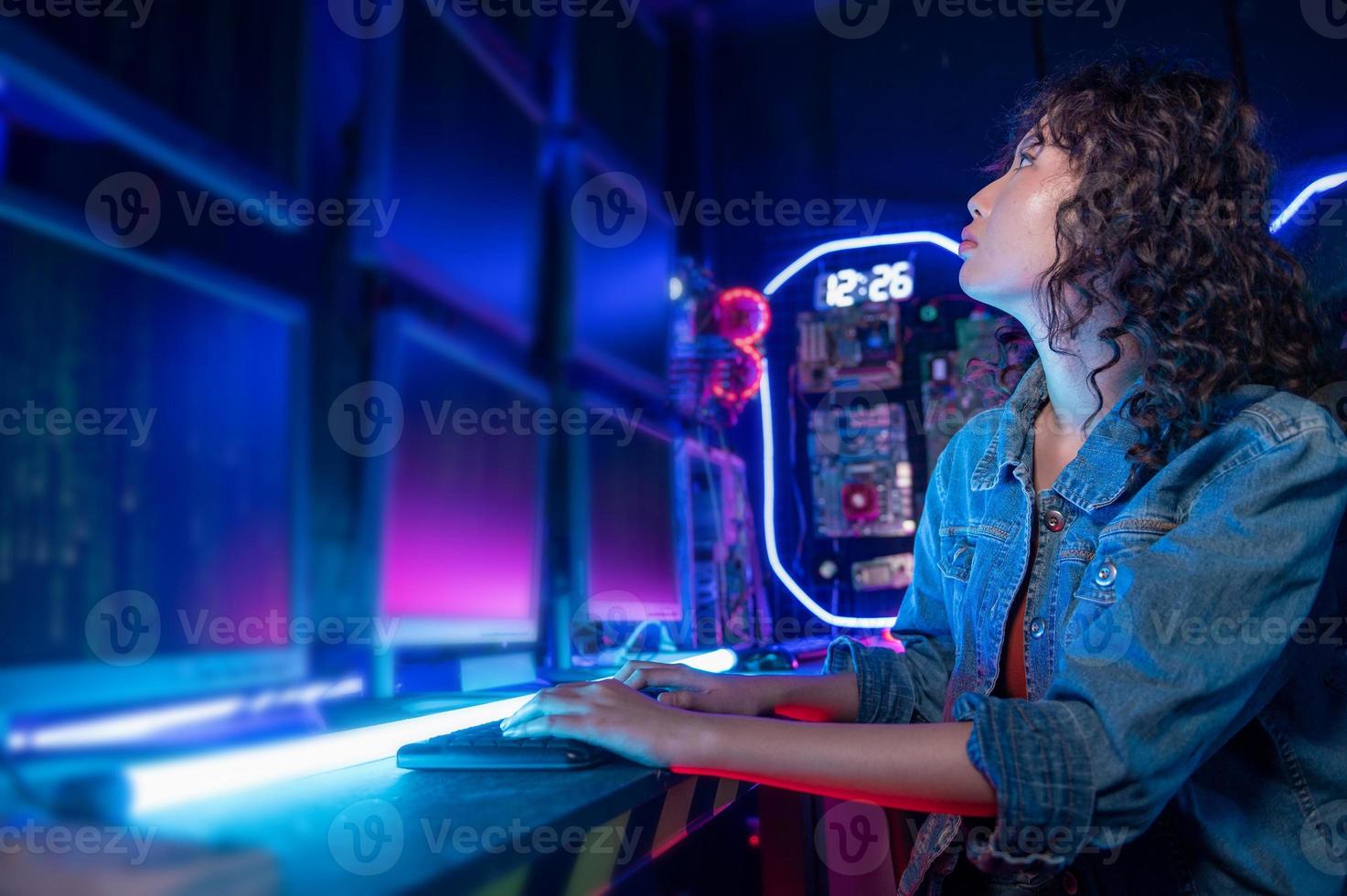 a ásia mulher programador é trabalhando dentro dela computador quarto , futurista tecnologia conceito foto