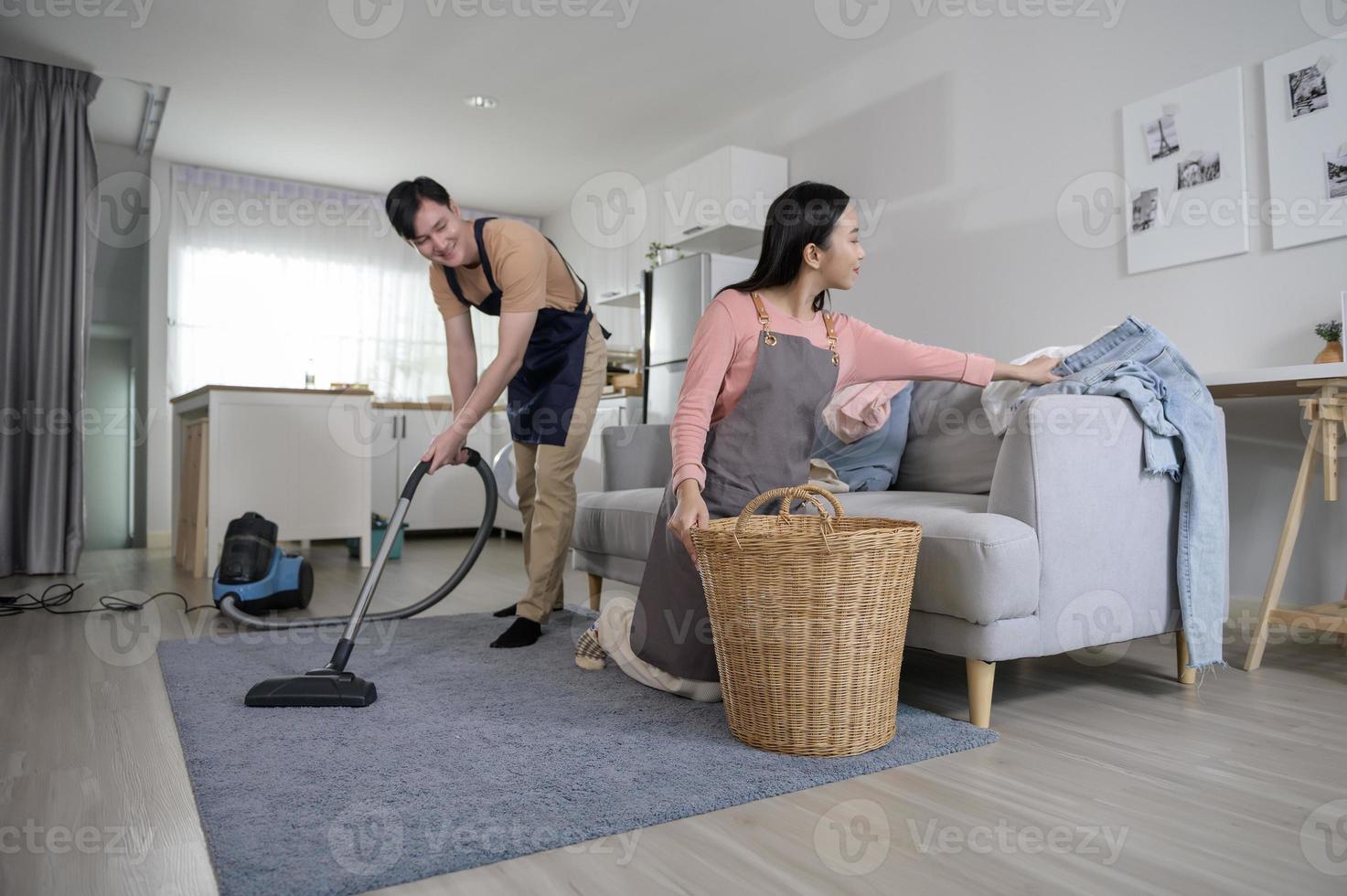feliz jovem ásia casal limpeza casa junto, saudável estilo de vida conceito foto