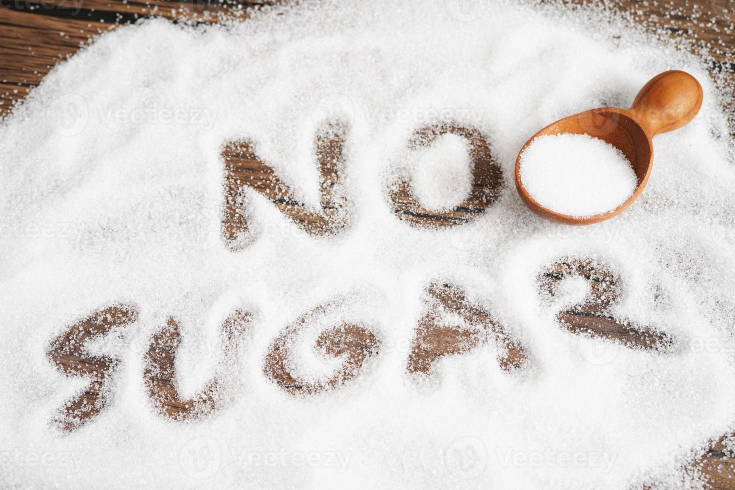 sem açúcar, açúcar granulado doce com texto, prevenção de diabetes, dieta e perda de peso para uma boa saúde. foto