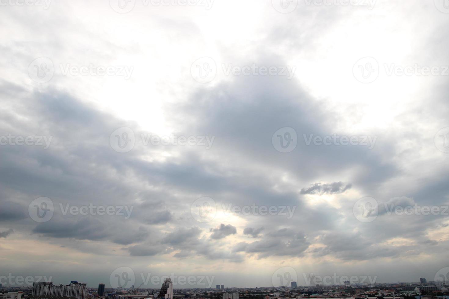 Sombrio azul nuvem com branco luz Sol conjunto céu fundo e cidade luz meia noite tarde Tempo foto