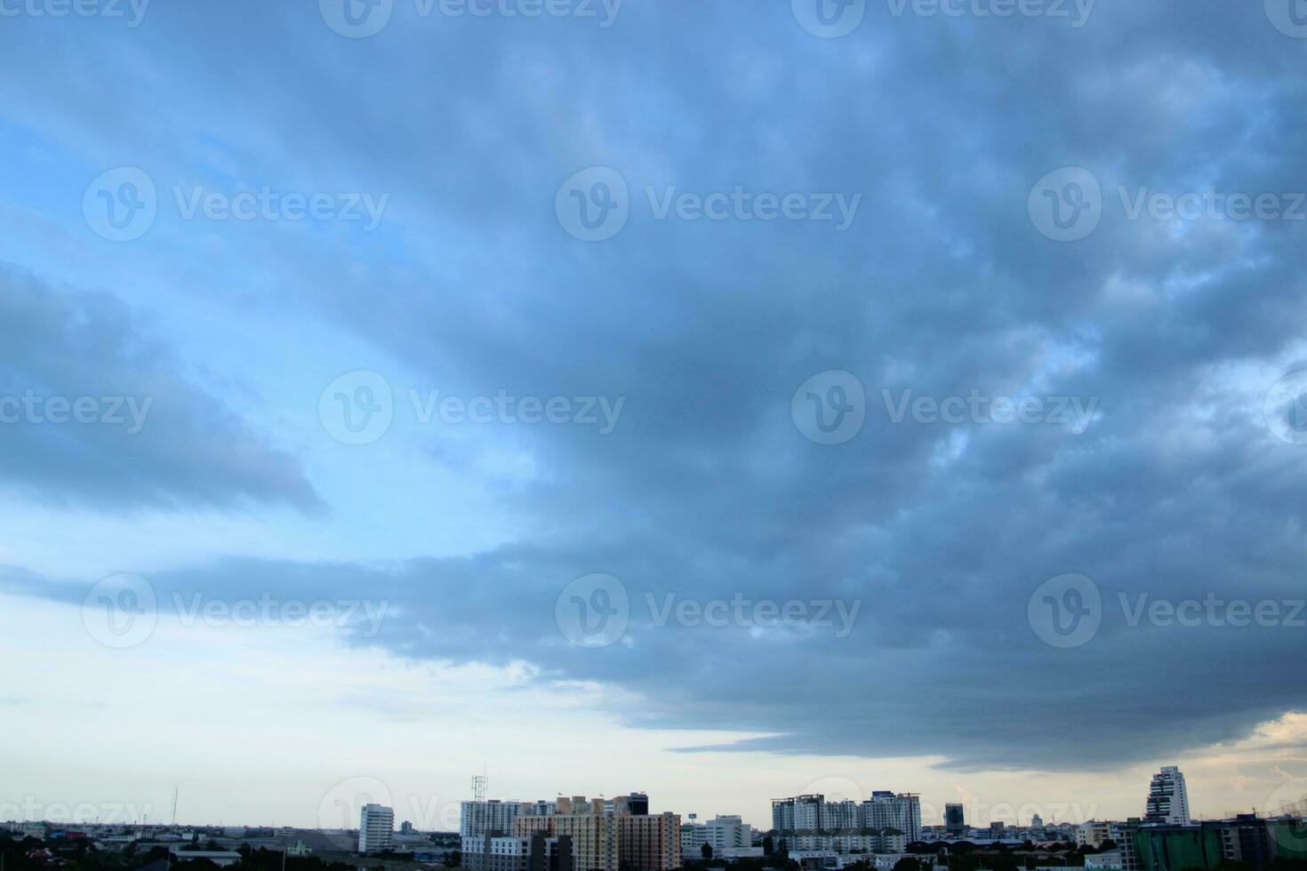 Sombrio azul nuvem com branco luz pôr do sol céu fundo e cidade luz meia noite tarde Tempo foto