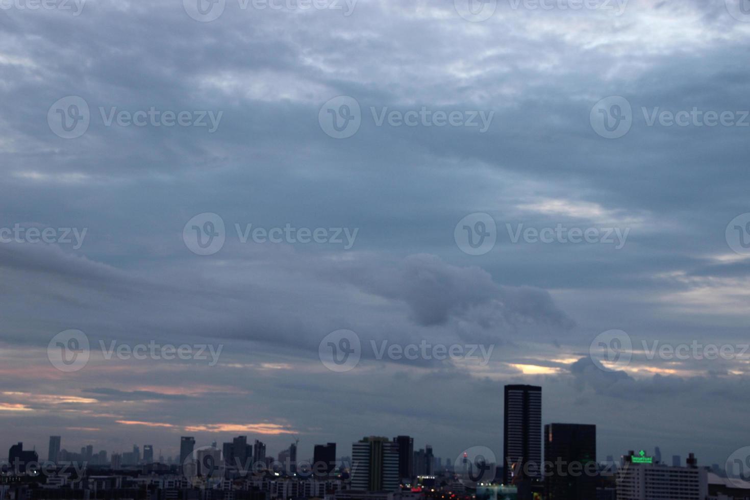 Sombrio azul nuvem com branco luz pôr do sol céu fundo e cidade luz meia noite tarde Tempo foto