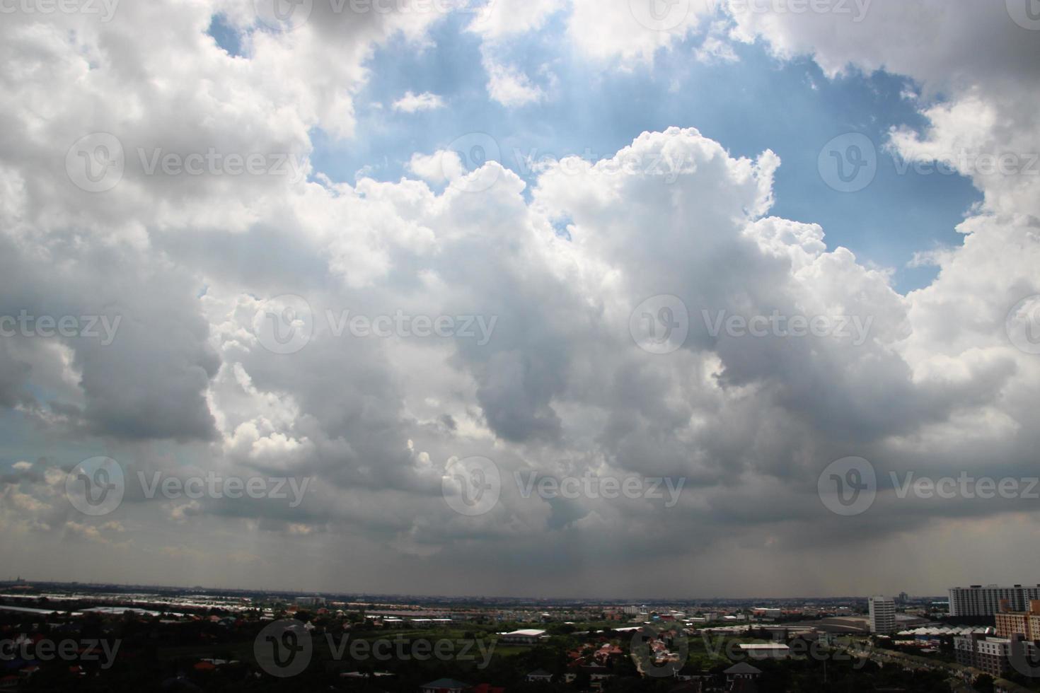 Sombrio azul nuvem com branco luz Sol conjunto céu fundo e cidade luz meia noite tarde Tempo foto