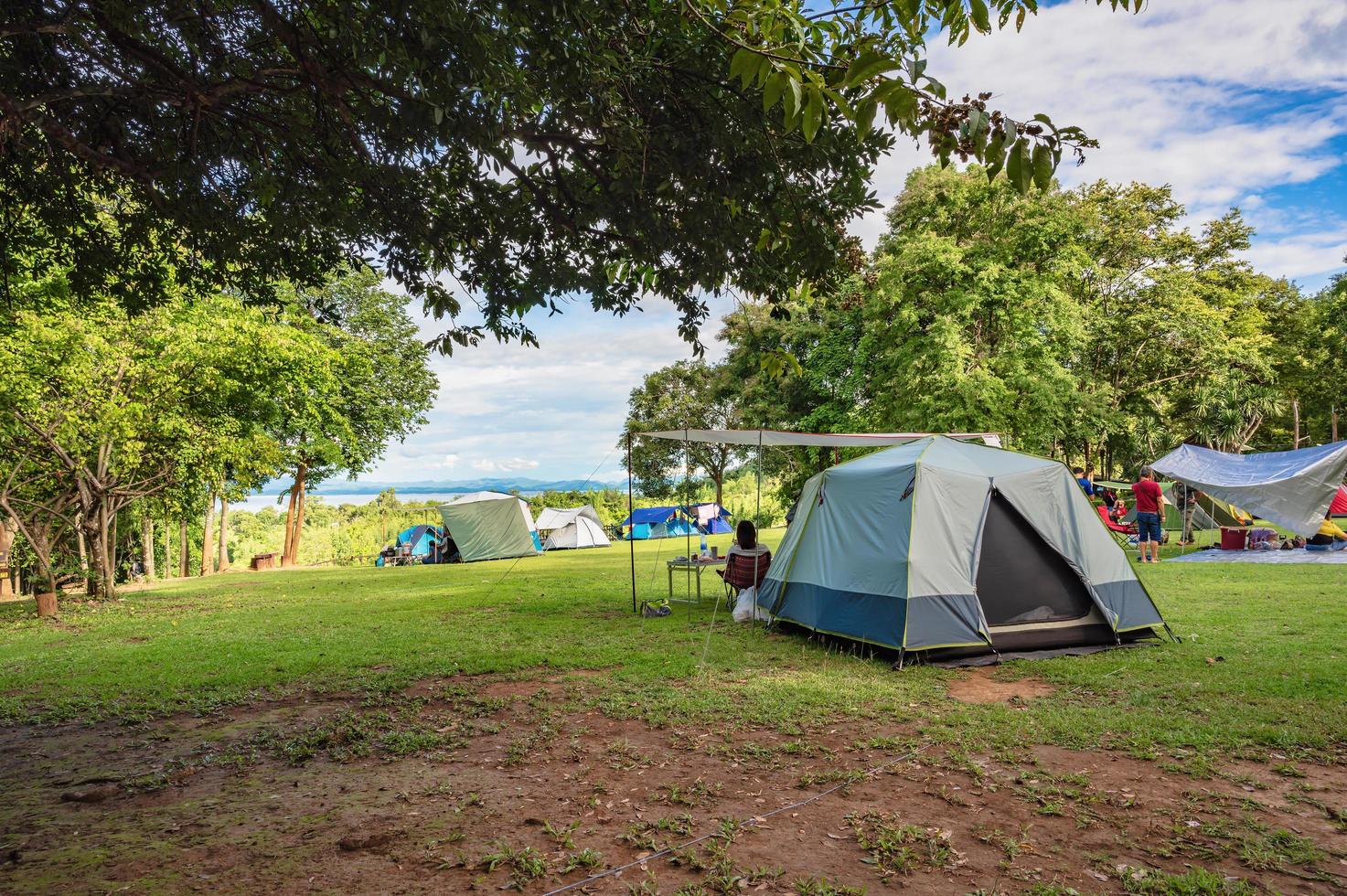 acampamento terra do Huai mae Khamin cascata Srinakarin nacional parque às kanchanaburi tailândia. foto