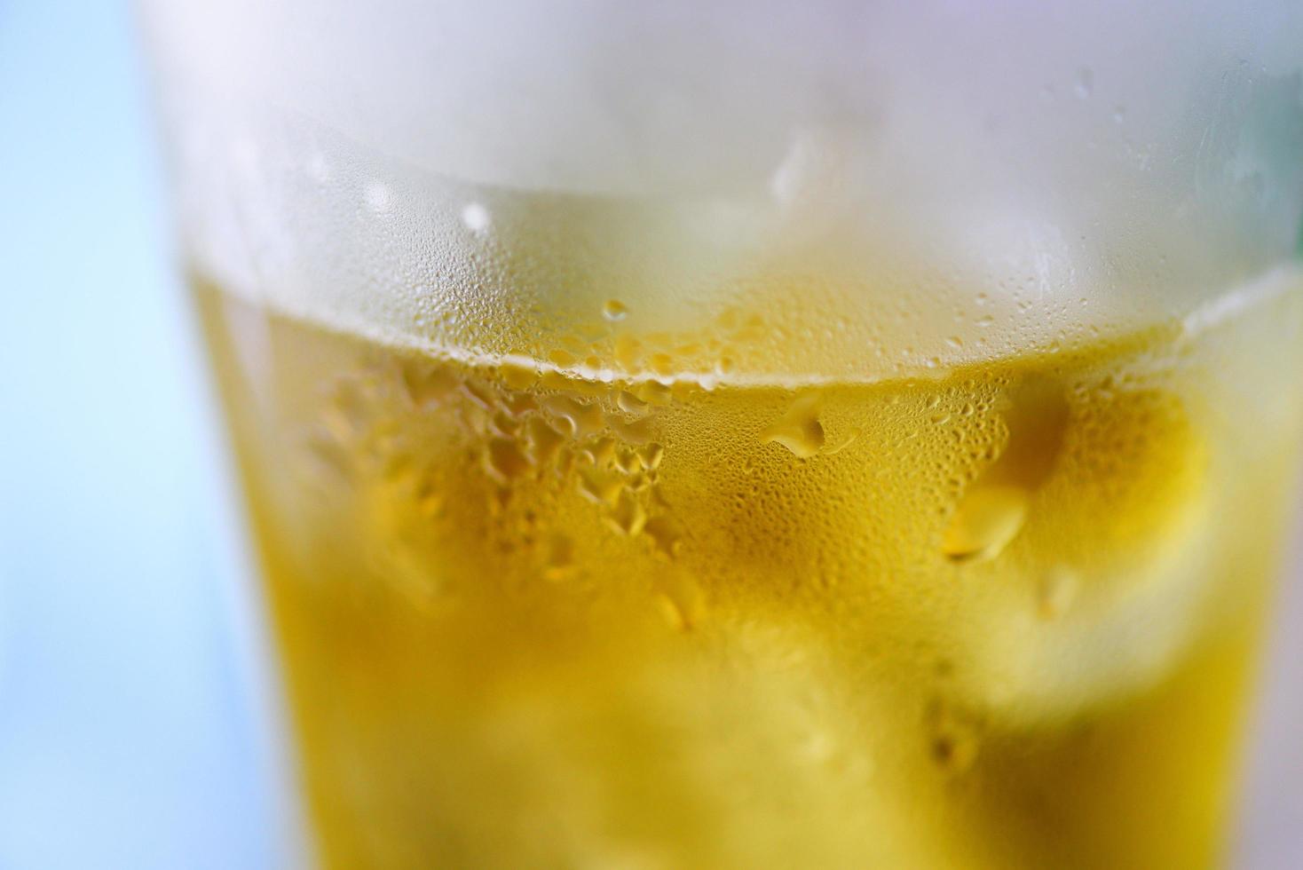 Cerveja vidro - fechar acima do bolhas Cerveja caneca com água solta foto