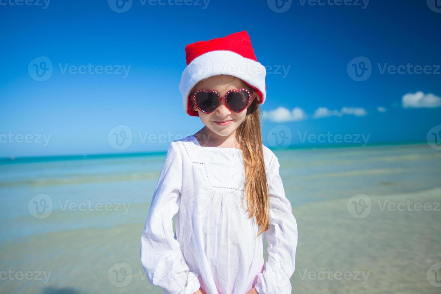 lindo pequeno menina em a de praia foto