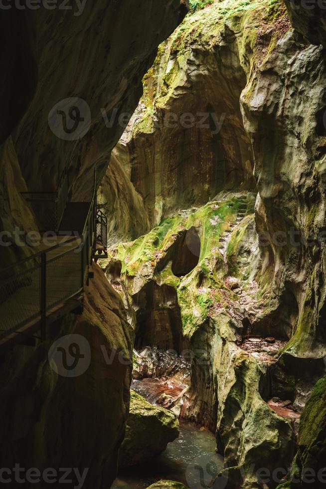 majestoso desfiladeiros du pont du diable caverna dentro França foto