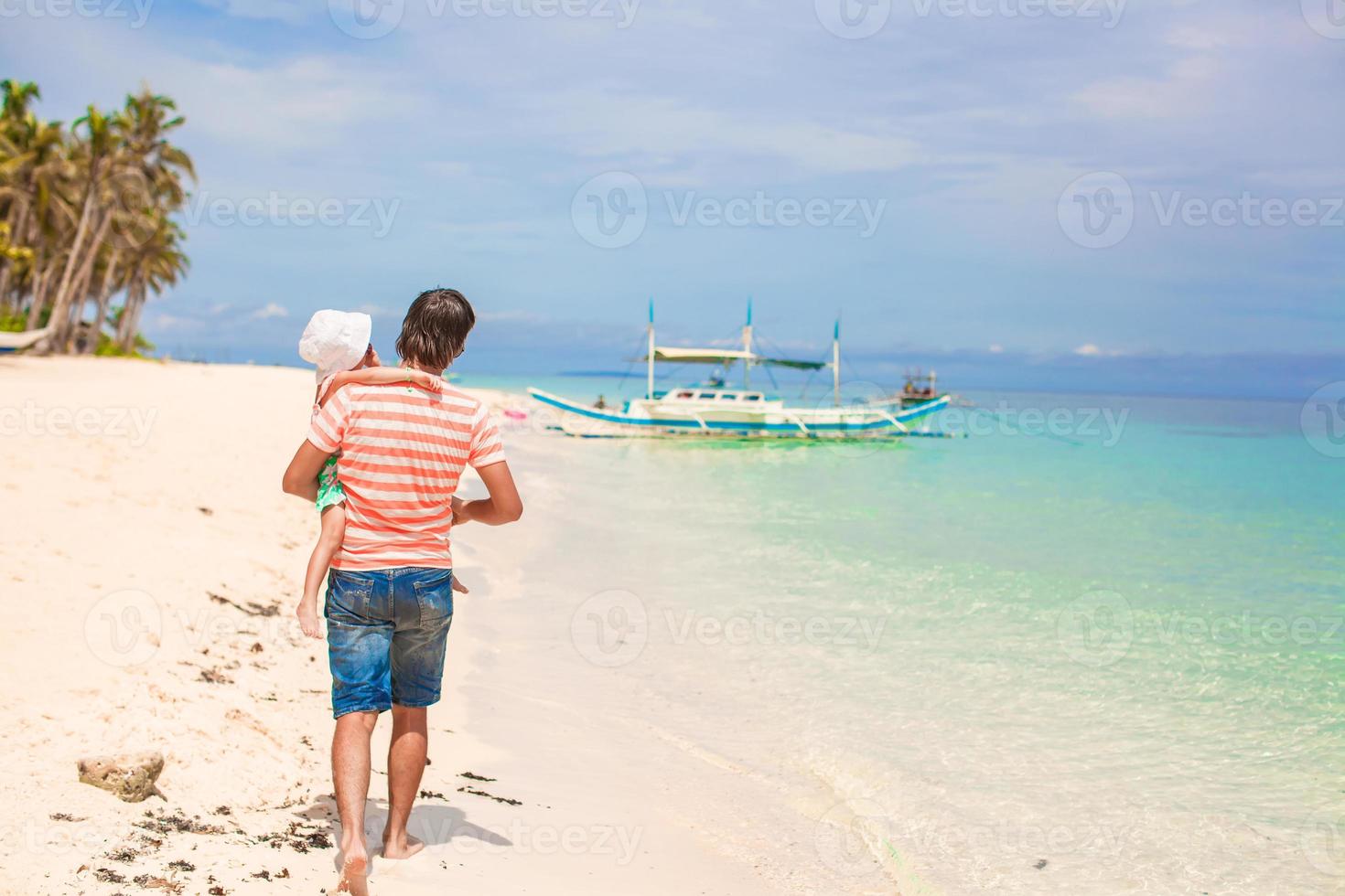 pai e filha em a de praia foto