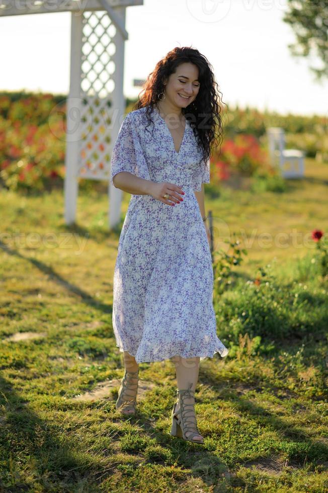 retrato do uma feliz mulher desfrutando uma ensolarado verão dia. fresco ar, viagem, verão, férias, viagem. estilo de vida. foto