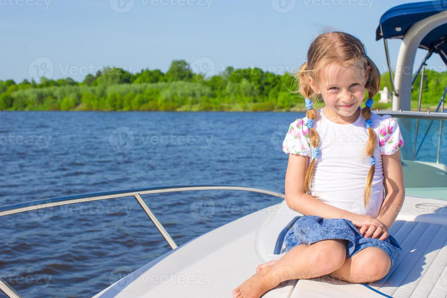 fofa pequeno menina em uma barco foto