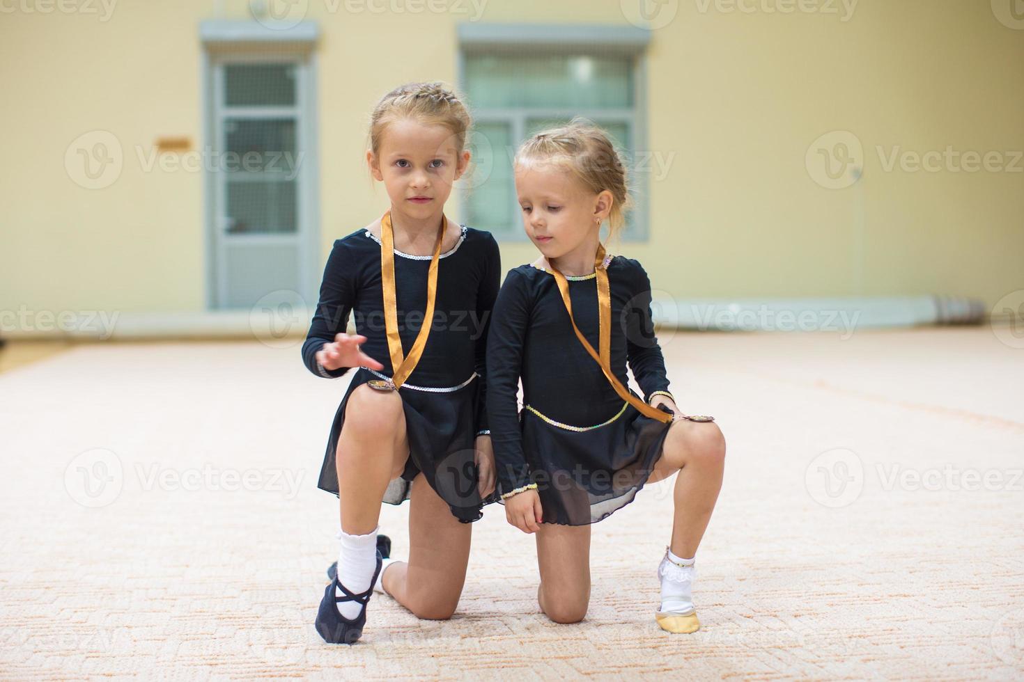 pequeno meninas dançando balé foto