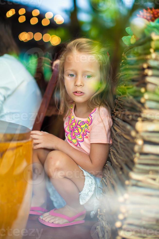 pequeno menina atrás a vidro foto