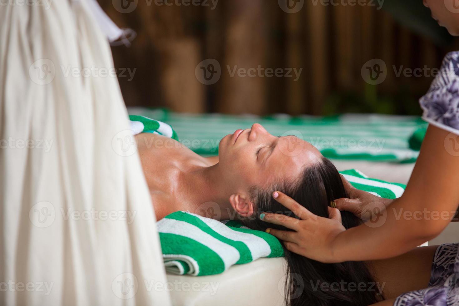 mulher tendo uma massagem em uma spa foto