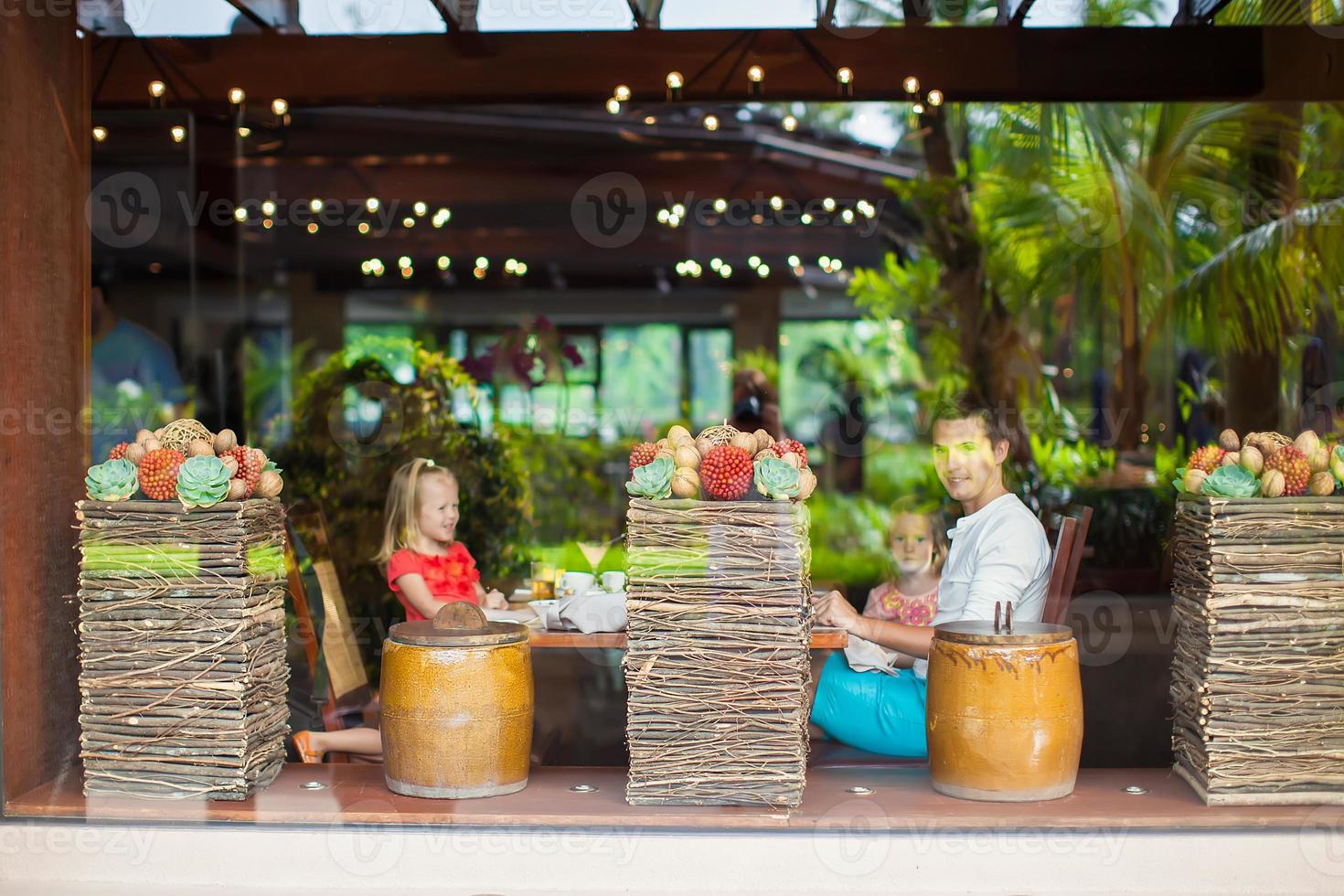 família comendo dentro uma restaurante foto