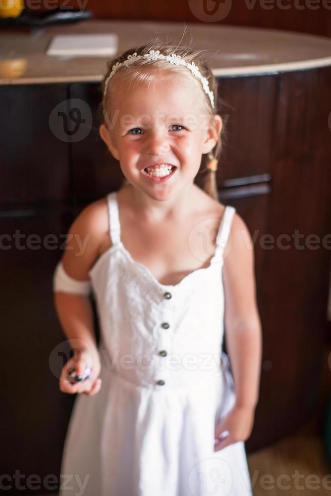 pequeno menina com branco vestir para Casamento foto