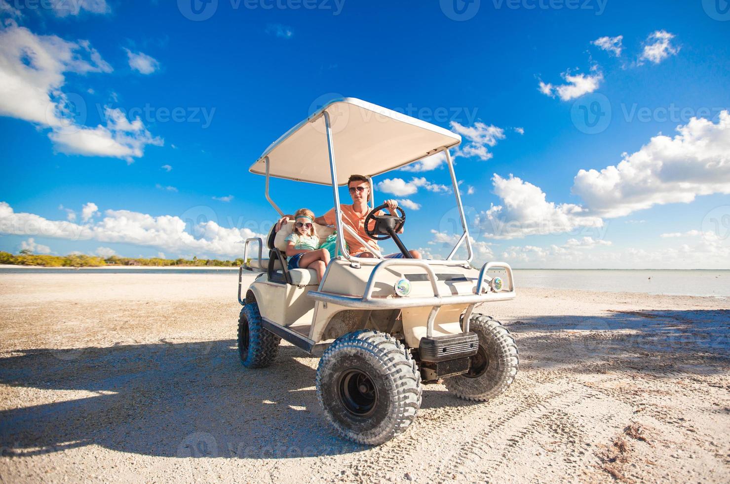 família em a de praia carro foto