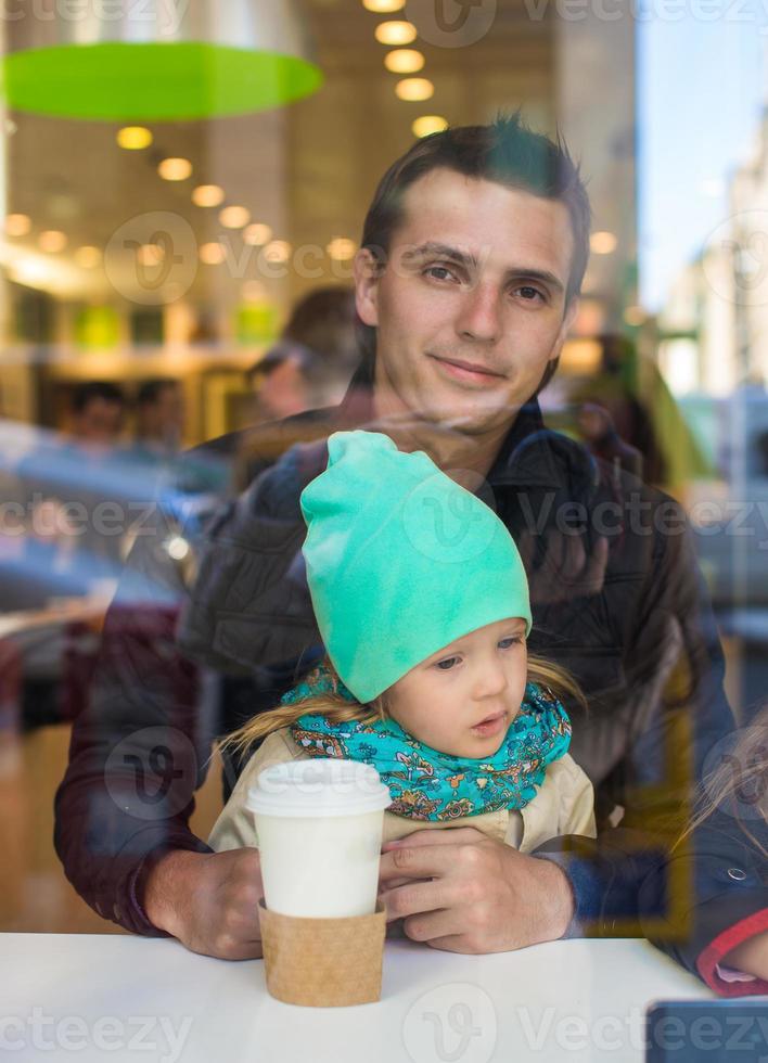 pai e filha às uma café fazer compras foto