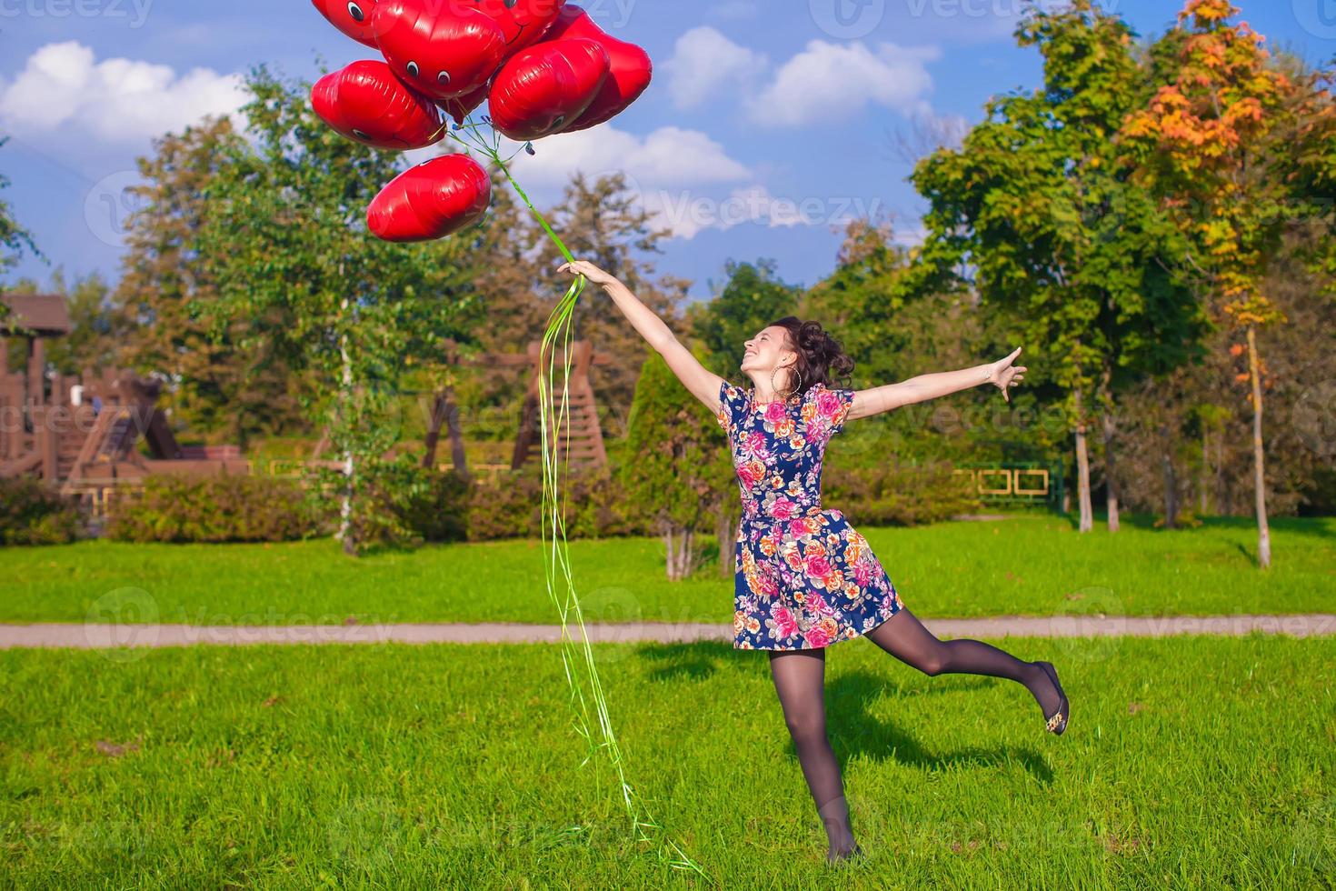 jovem mulher com vermelho coração balões foto