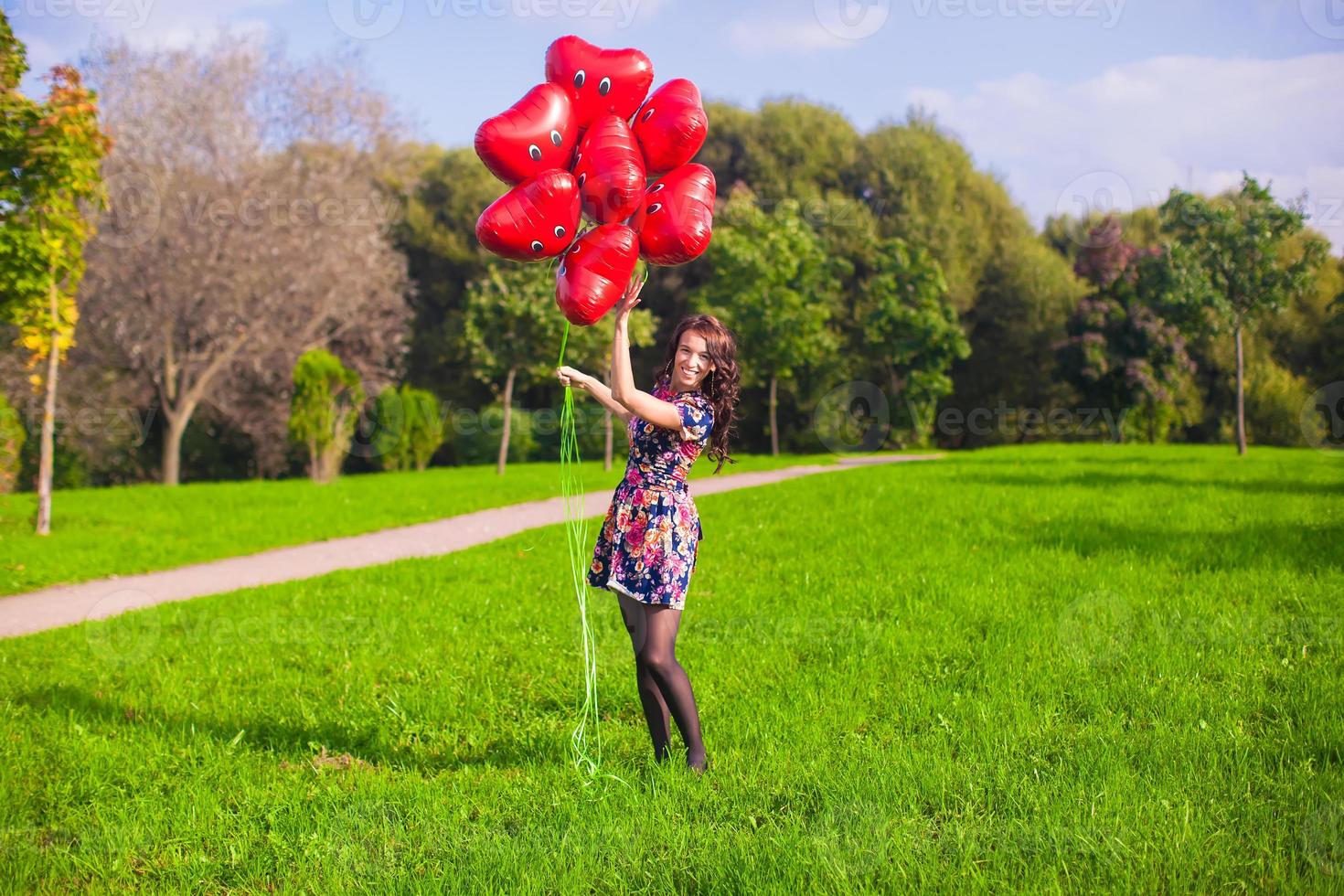 jovem mulher com vermelho coração balões foto