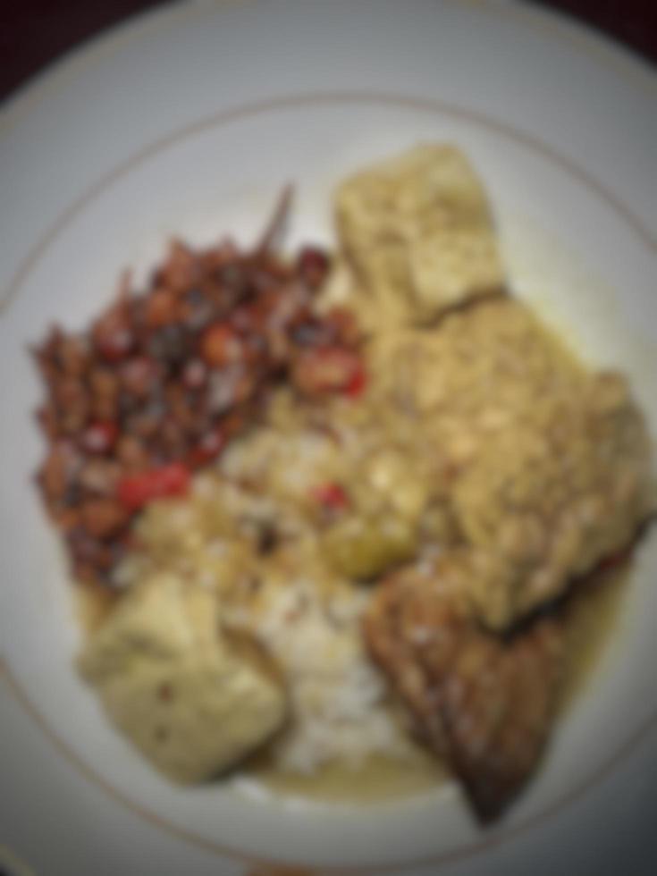 desfocado borrado foto do típica javanese comida, defumado peixe manga arroz com orek tempeh adicionado.