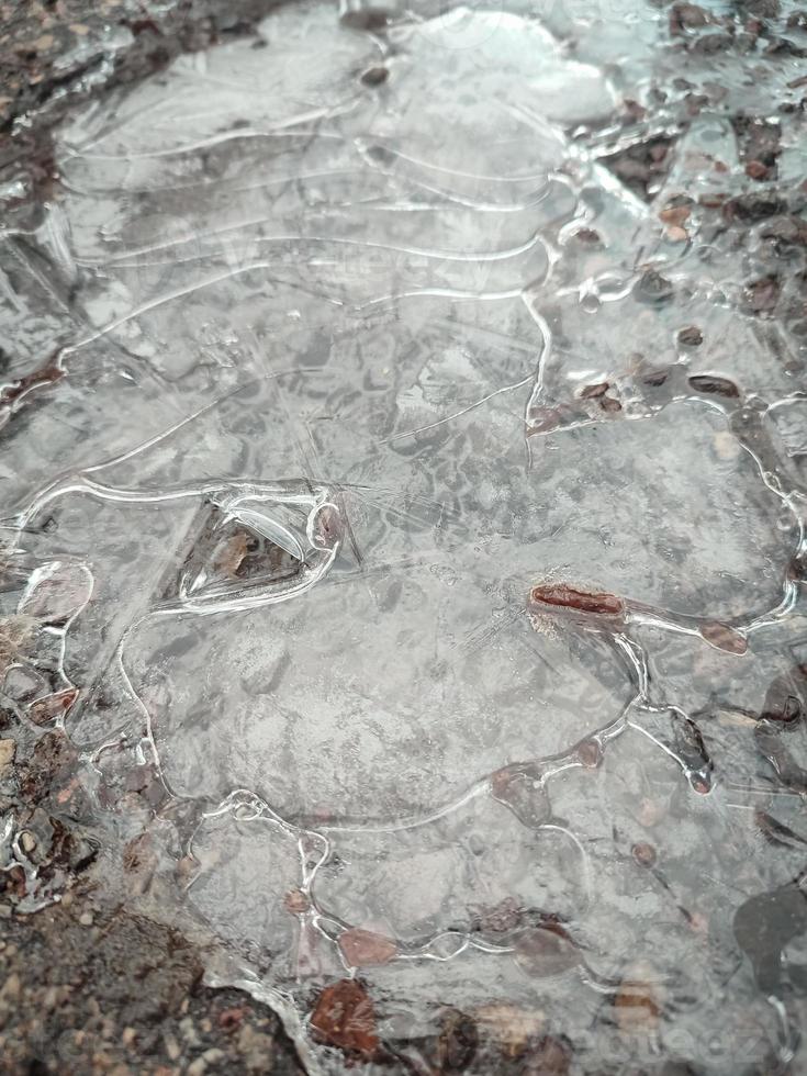 rachado gelo textura em a terra dentro cinzento tom foto