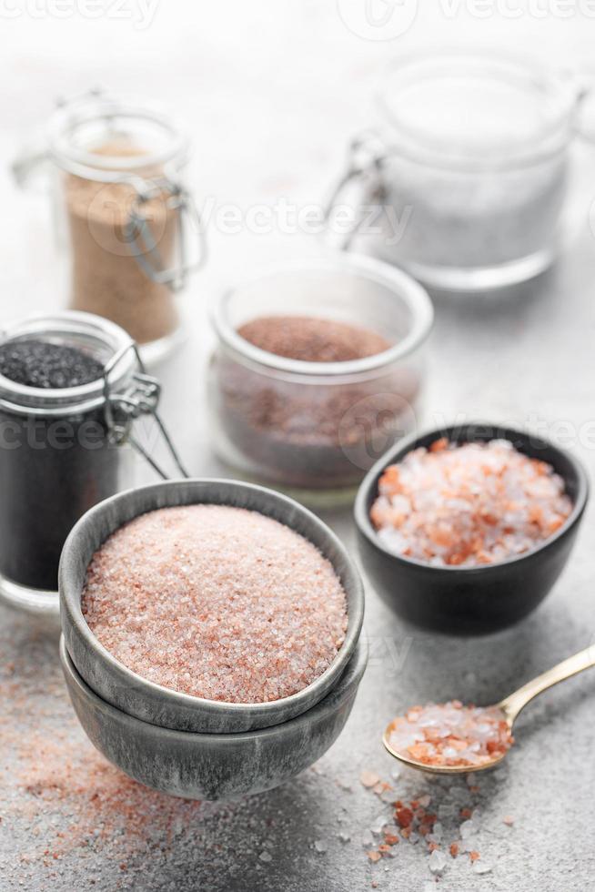 tigelas com sal especial variado foto