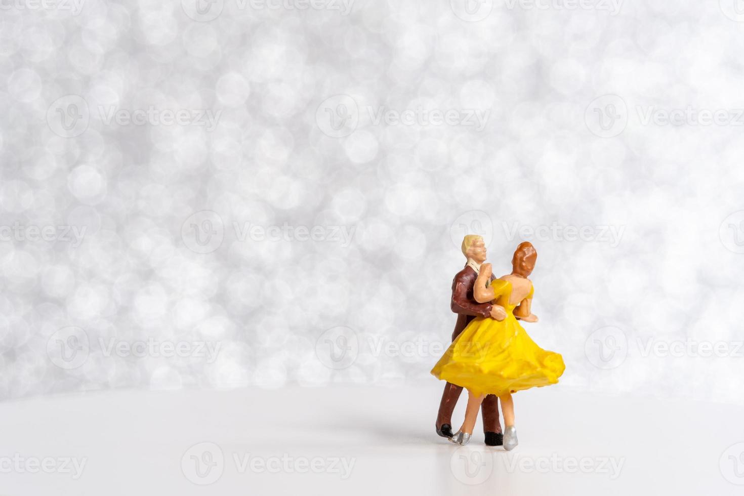 miniatura casal dançando em dança chão , internacional dança dia conceito foto