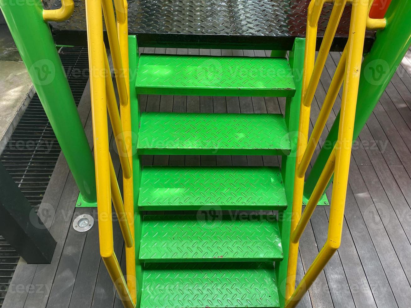 crianças Escadaria. verde e amarelo aço Escadaria com ferro mão grade e malha. crianças escadas Projeto para Parque infantil e escola. foto