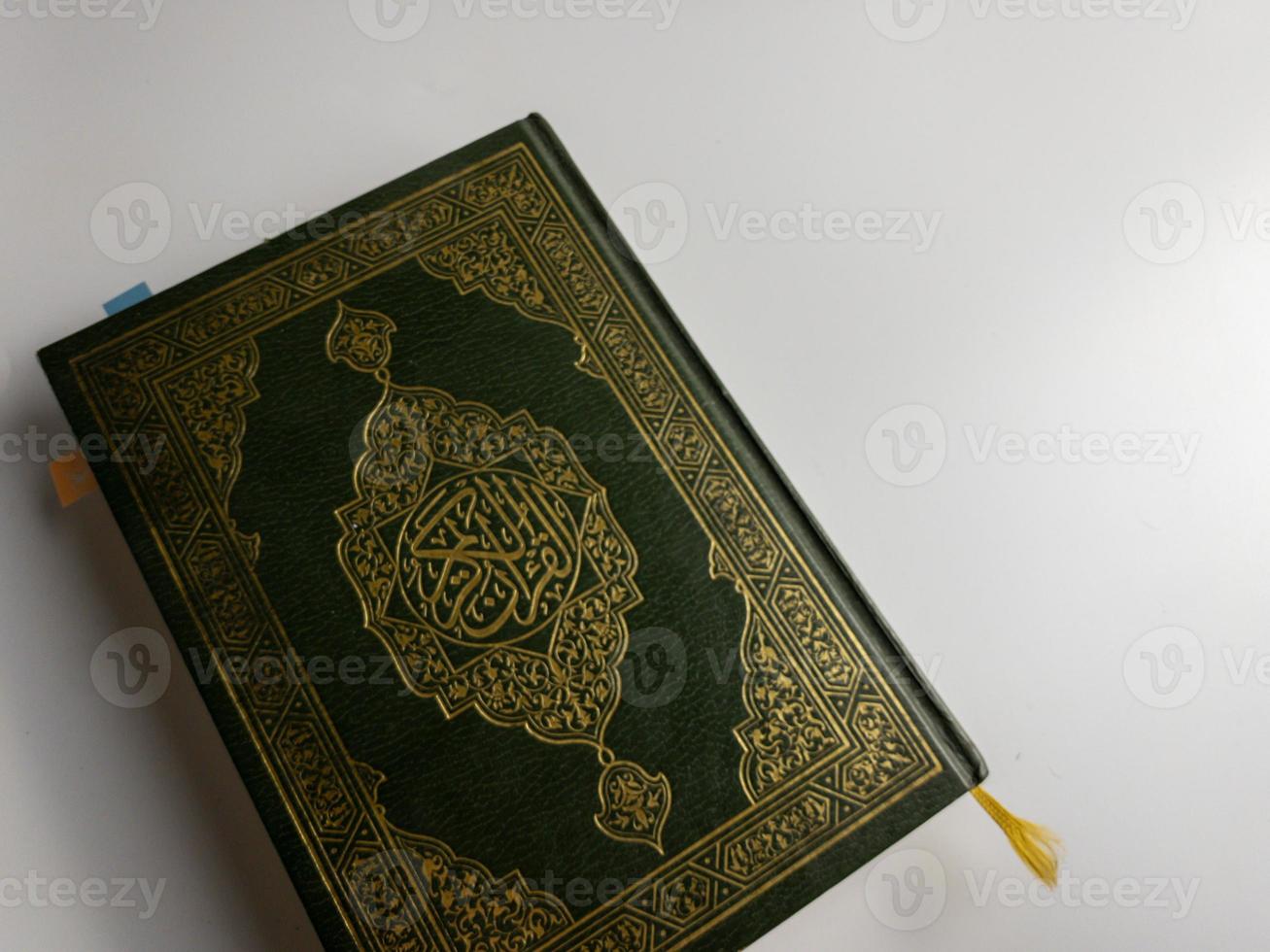 lendo al Alcorão e girando página do Alcorão acima Sajadah Rezar esteira isolado em branco espaço. selecionado foco foto