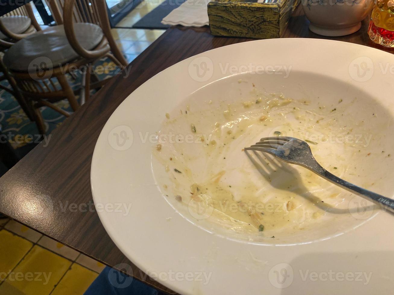 sujo prato com Comida sobras em de madeira fundo, topo Visão foto