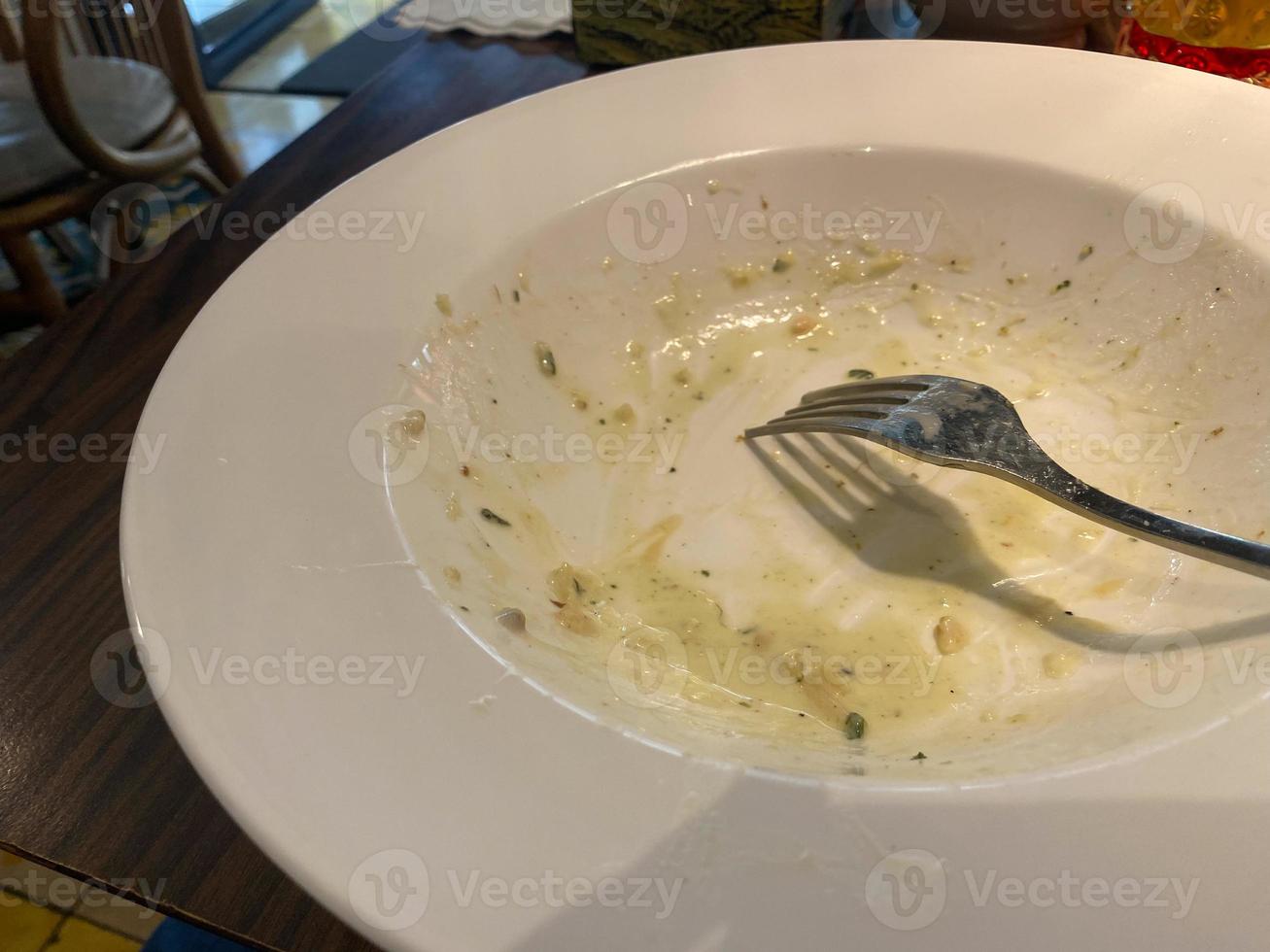 sujo prato com Comida sobras em de madeira fundo, topo Visão foto