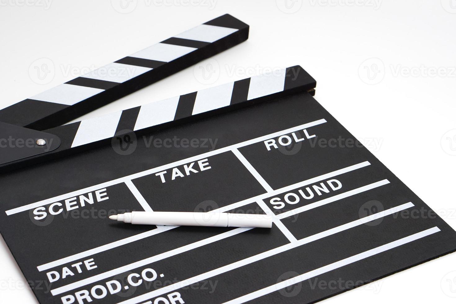 claquete ou filme ardósia cor preta e caneta marcadora sobre fundo branco. indústria cinematográfica, produção de vídeo e conceito de filme. foto