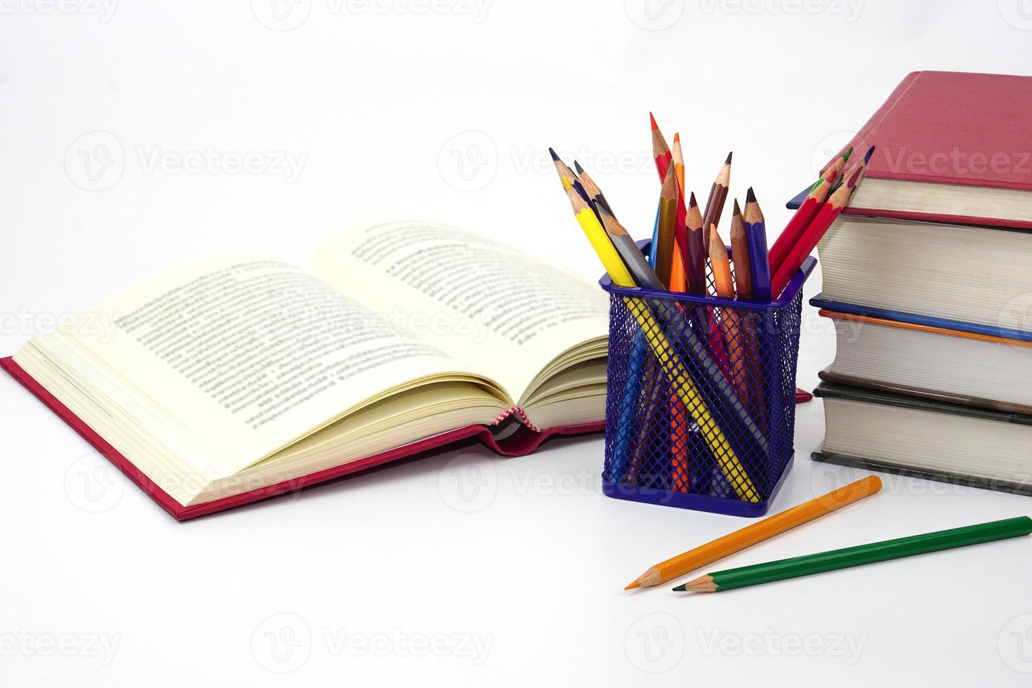 pilha do livros e borrão lápis em branco fundo. conhecimento e Educação conceito. foto