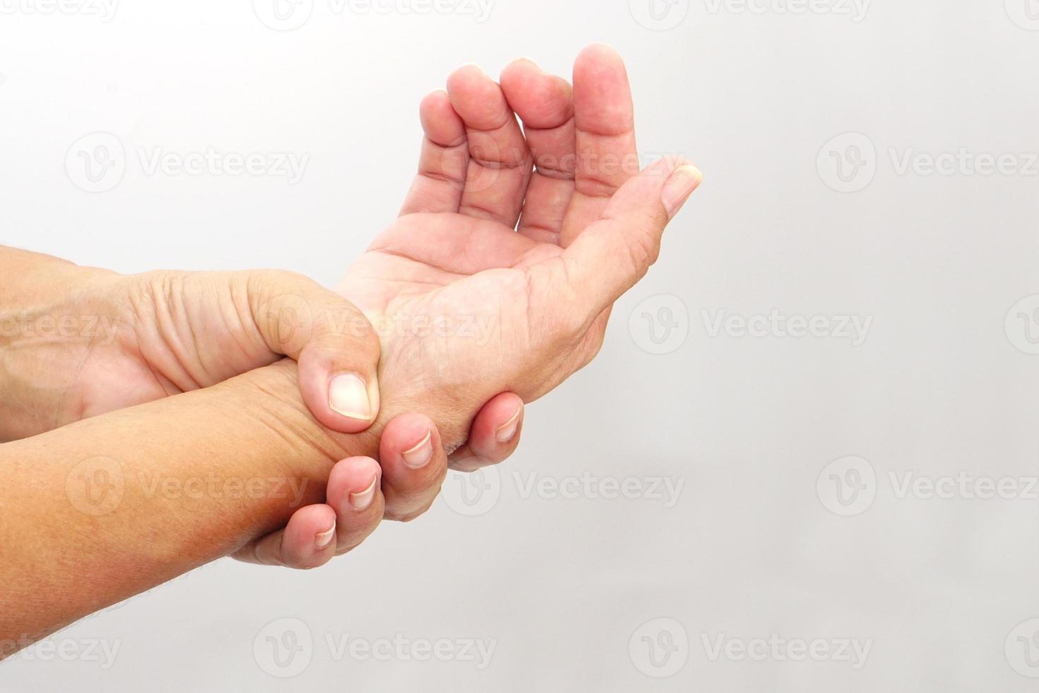 mulher com dor no pulso em fundo branco com traçado de recorte. conceito de síndrome de saúde e escritório. foto