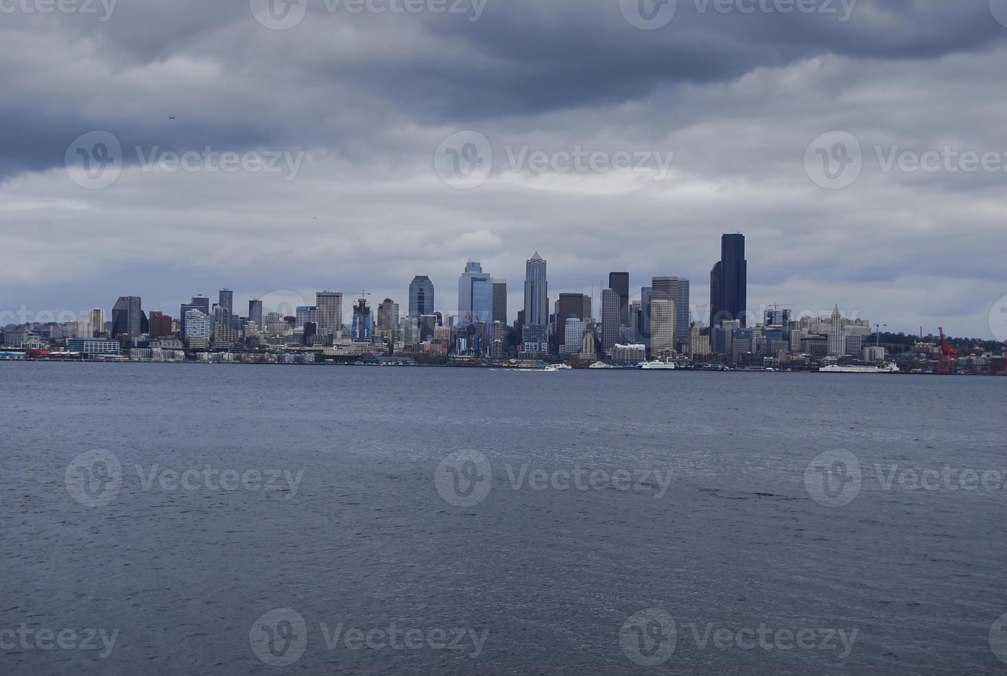 Horizonte do Seattle debaixo pesado nuvens foto