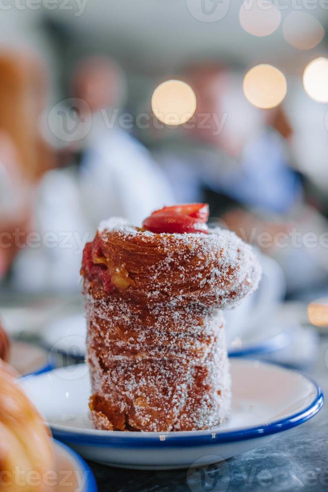 cruffin ou kraffin dentro uma pequeno branco prato foto