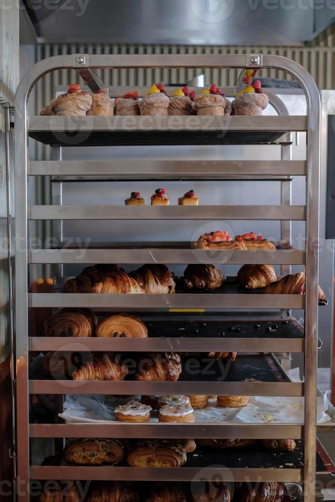 pães estão armazenado em prateleira carrinho foto