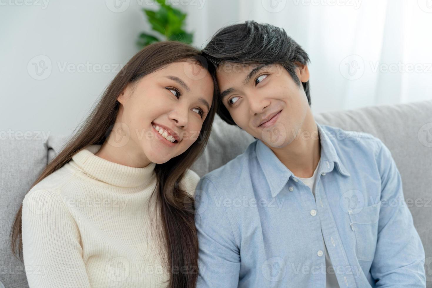 ásia casal sorrir e feliz olhando cada outros olhos, carinho, caloroso abraços, adolescente primeiro amor, casado casal, caloroso família. marido e esposa dentro amor tão Diversão dentro Novo anos véspera ou namorados dia foto