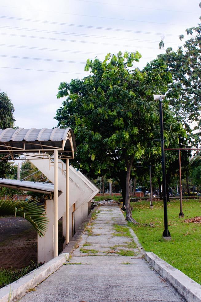 quieto rua cena em a calçada foto