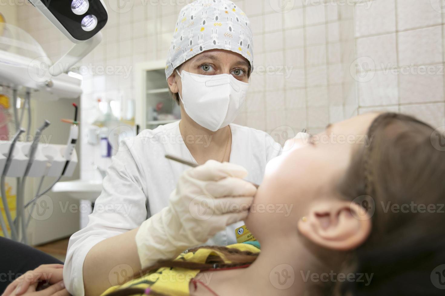 bielorrússia, cidade do gomel, pode 31, 2021. central dental clinica.a criança é ser tratado para dentes dentro a dental escritório.criança dentro a dentista escritório foto