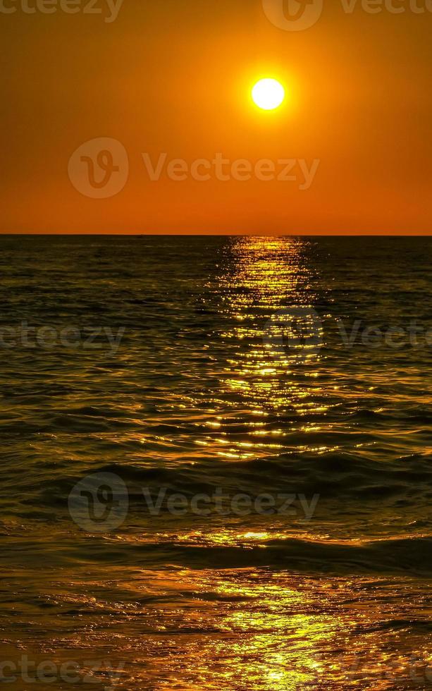 colorido pôr do sol dourado grande onda e praia puerto escondido méxico. foto