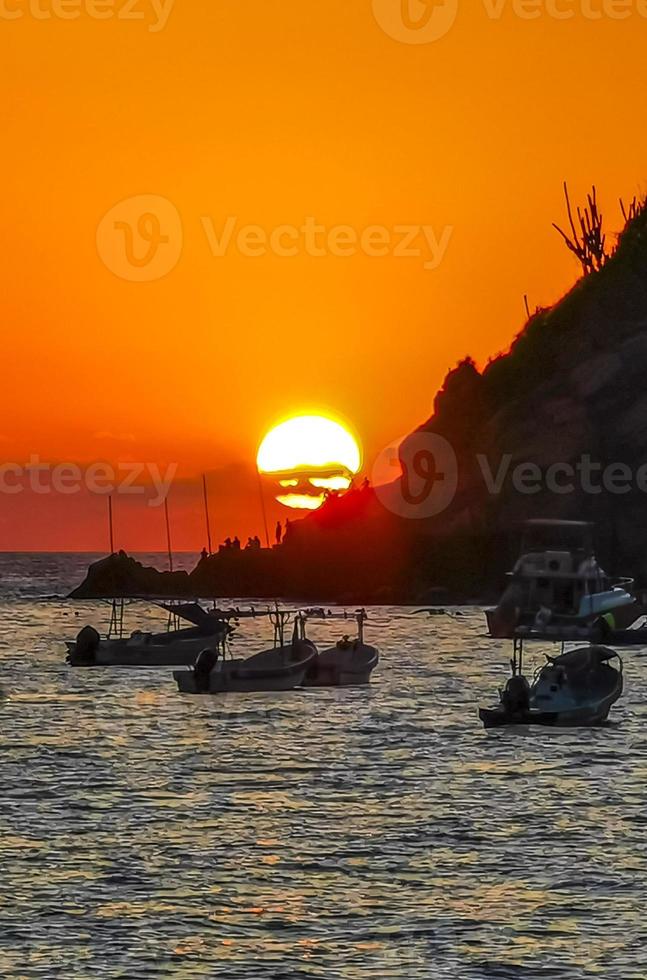 colorida dourado pôr do sol barcos onda e de praia porto escondido México. foto