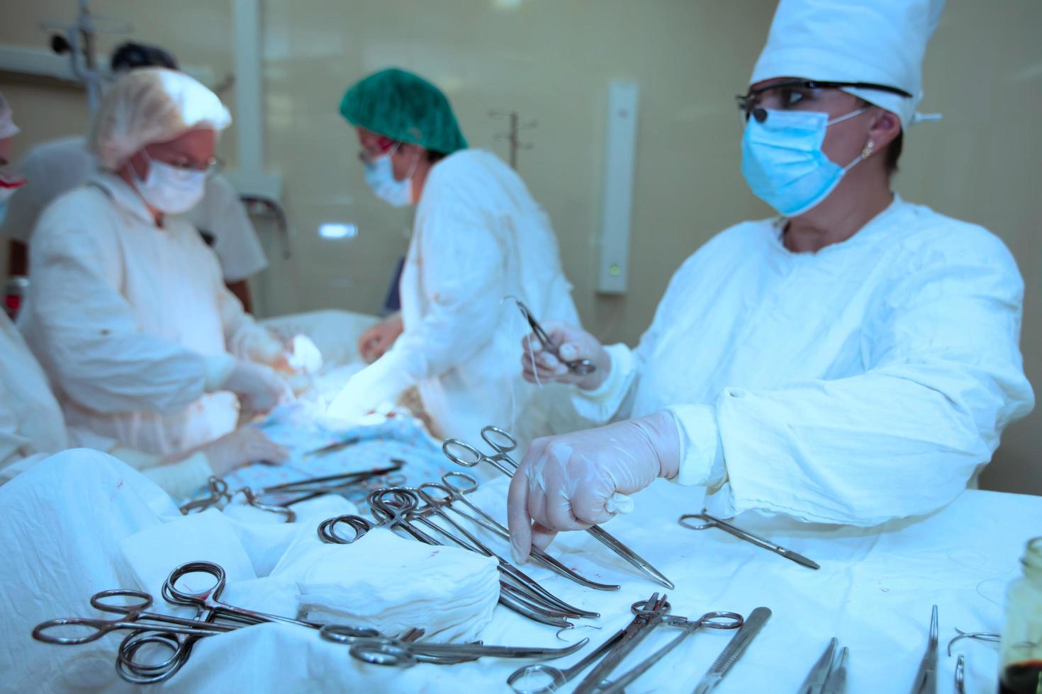 cirurgiões durante a Operação. profissional médicos realizando cirurgias. foto