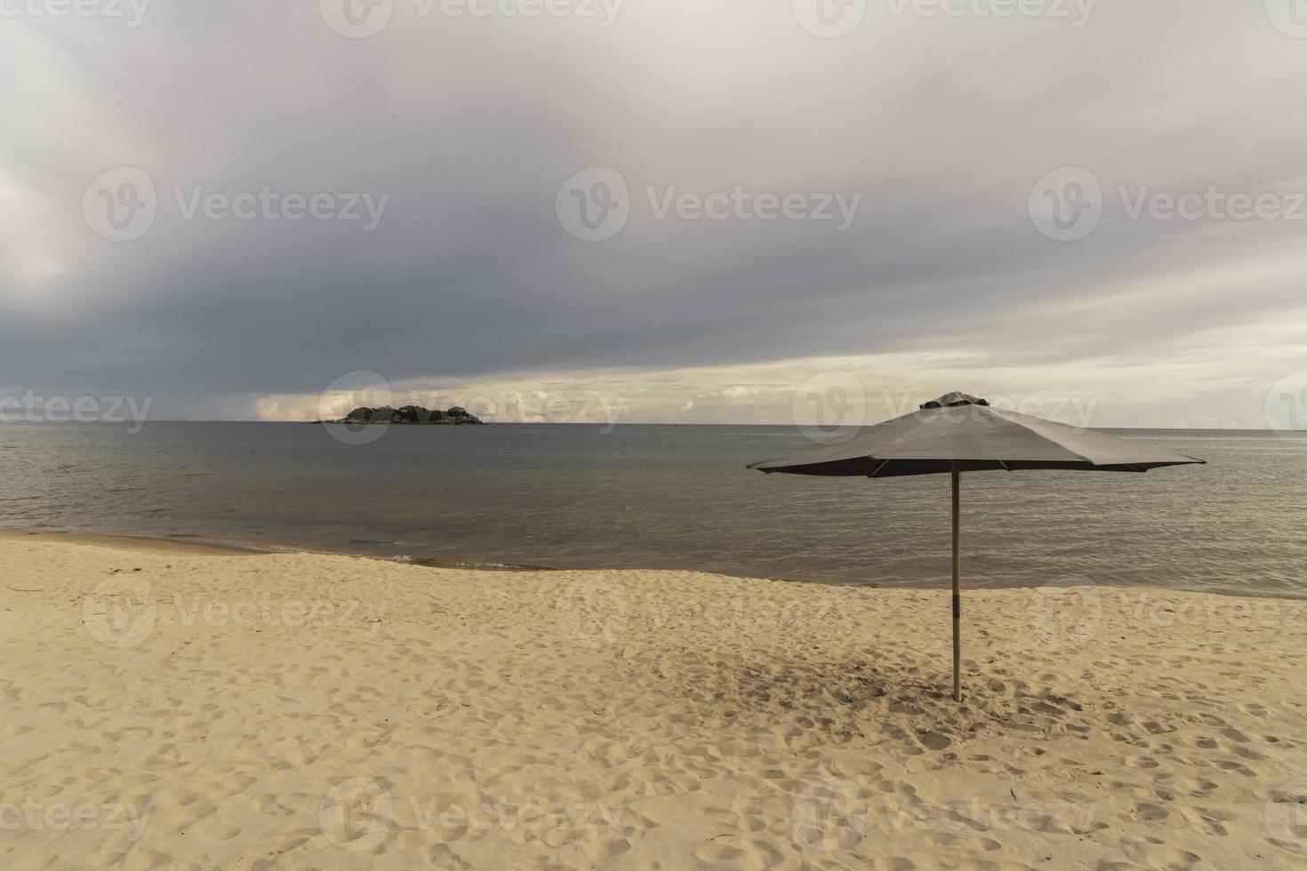 uma nublado céu sobre lago malawi foto