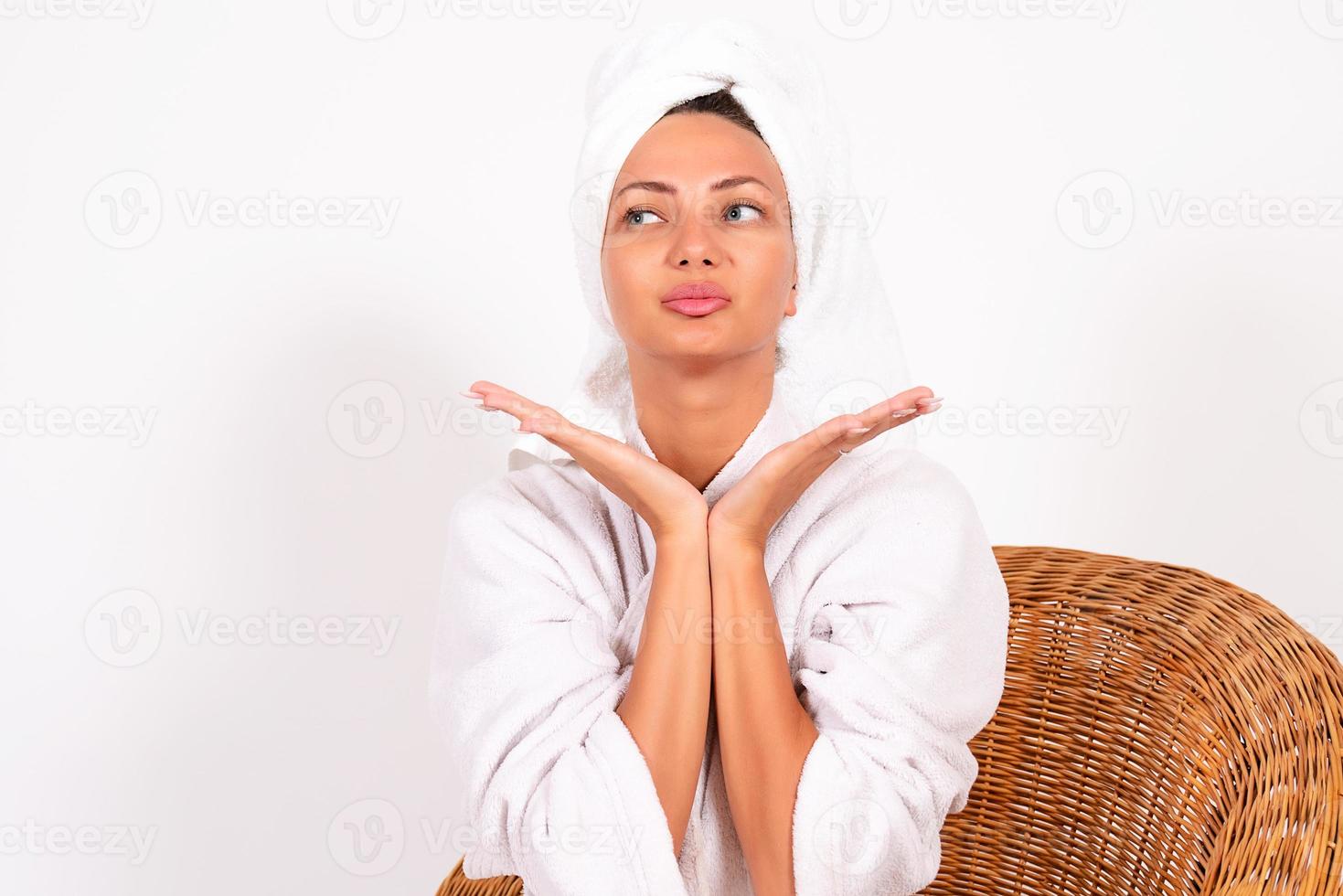 beleza, Cuidado, saúde, uma menina dentro uma branco casaco leva Cuidado do ela mesma, ela manchas alguém em dela face foto