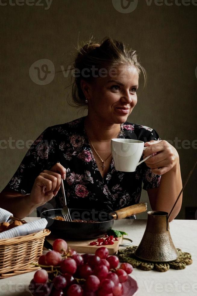 menina tendo café da manhã dentro a cozinha cedo dentro a manhã foto