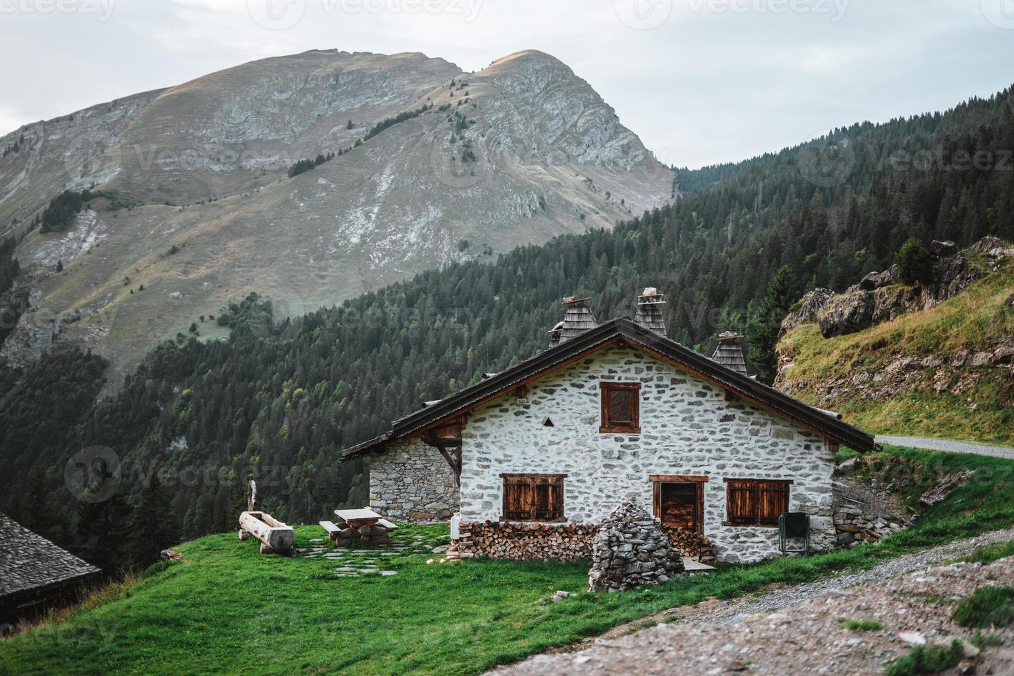 de madeira cabana dentro a Alpes com montanhas dentro a fundo panorama foto