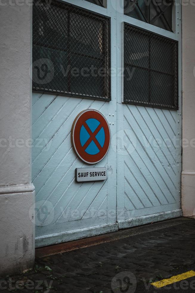 salsicha serviço sinal, não estacionamento placa dentro França foto