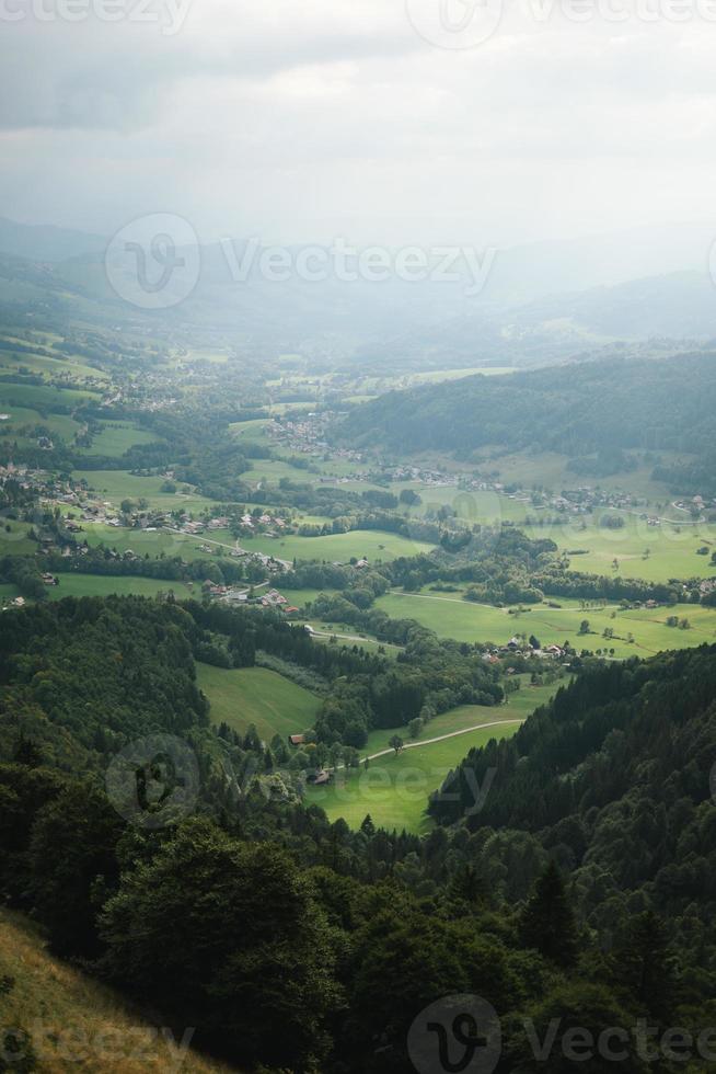 majestoso montanhas dentro a Alpes coberto com árvores e nuvens foto