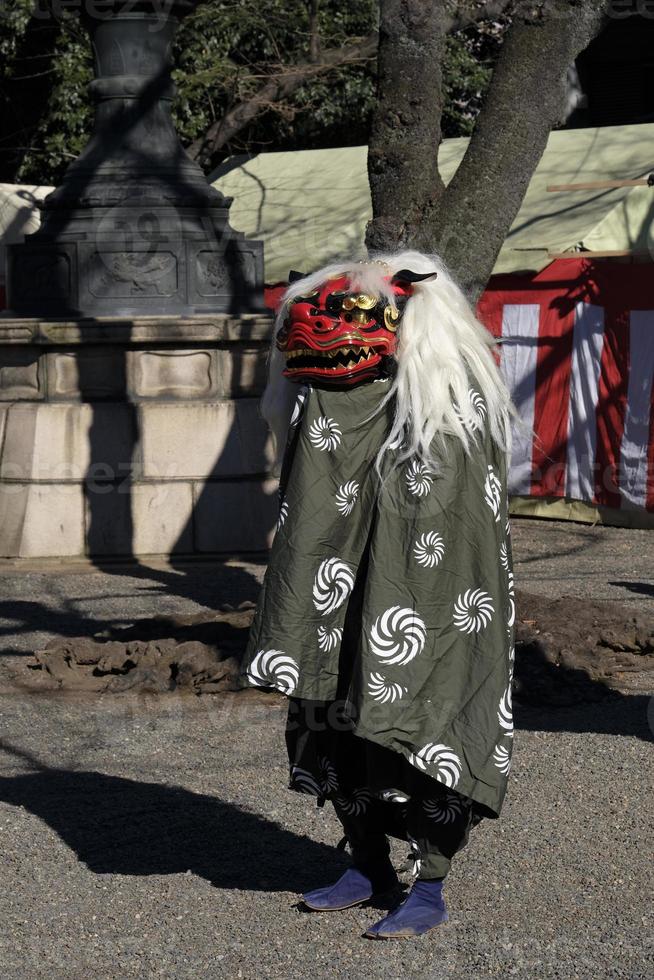 shishimai - japonês leão dança - é 1 do a tradicional japonês realizando artes, dentro que artistas mímico uma leão movimentos dentro uma leão traje para festival música foto